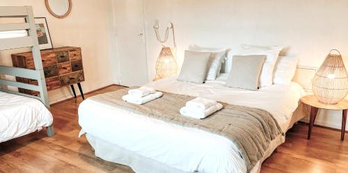 een slaapkamer met 2 bedden en een stapelbed bij La Source in Oppedette