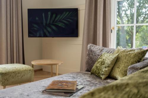 a living room with a couch and a window at SCHLOSSRESIDENZ - Boutique Apartments & Hotel Suiten in Schloß Ricklingen