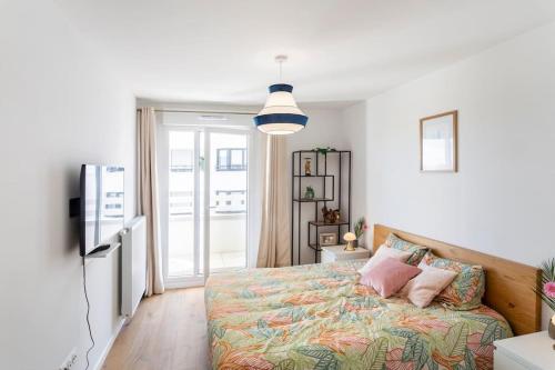 une chambre avec un lit et une porte coulissante en verre dans l'établissement Peter Pan lodge - 15min walk to Disney, à Chessy