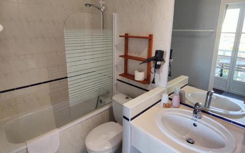 La salle de bains est pourvue d'un lavabo, de toilettes et d'une douche. dans l'établissement Hôtel Michelet Plage, à Soulac-sur-Mer