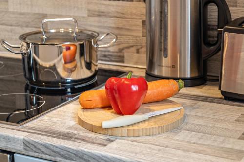 a cutting board with a pepper and carrots on a counter at Sanierter Wohntraum in Linden in Hannover