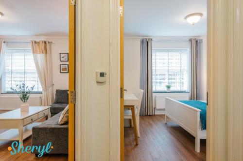 een woonkamer met een bank, een bed en een tafel bij The Flat 2 by Sheryl - Stone throw to Northampton Gen Hosp & Town Centre in Northampton