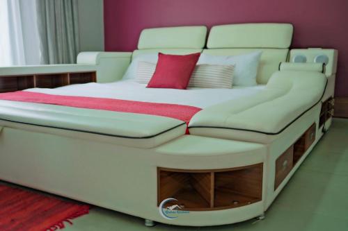 Cama en habitación con cama blanca grande en Rinkase residence, en Pretoria