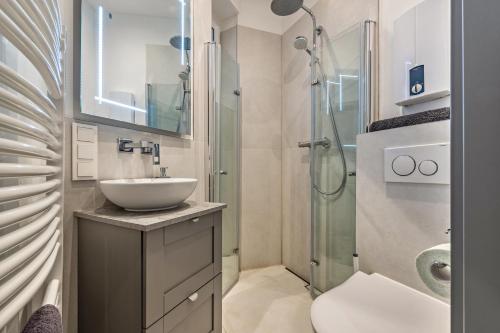 ein Bad mit einem Waschbecken und einer Dusche in der Unterkunft Sanierter Wohntraum in Linden in Hannover