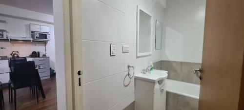 Il comprend une cuisine et une salle de bains blanche pourvue d'un lavabo. dans l'établissement Monoambiente Grande Pedraza2134, à Buenos Aires