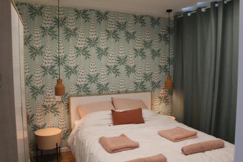 - une chambre avec un lit et 2 serviettes dans l'établissement Bienvenue chez Ed, à Villeurbanne