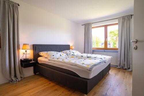 1 dormitorio con 1 cama grande y ventana en Ferienwohnung Bodensee Gaienhofen, en Gaienhofen
