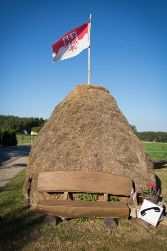 a flag on top of a haystack with a bench at Spreewaldferienwohnungen Stein - Ferienhaus Greschow in Byhlen