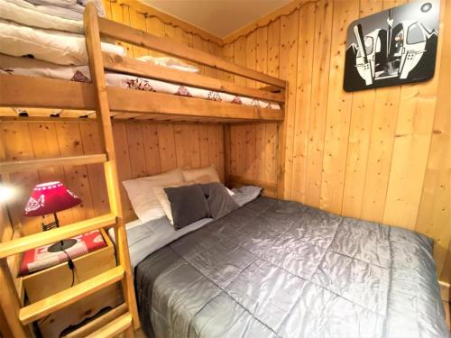 a bedroom with bunk beds in a cabin at BRELIN in Les Menuires
