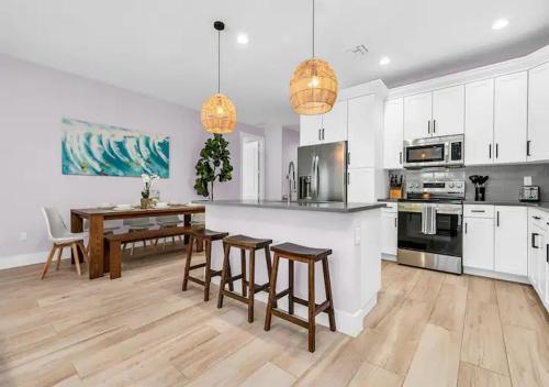 Dapur atau dapur kecil di Opulence & Serenity at Our Luxury Home in Jupiter!