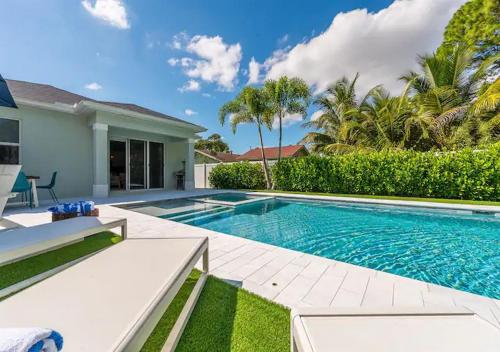 Kolam renang di atau dekat dengan Opulence & Serenity at Our Luxury Home in Jupiter!