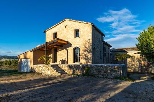 DauphinにあるGîte La Mosaïqueの古石造りの家