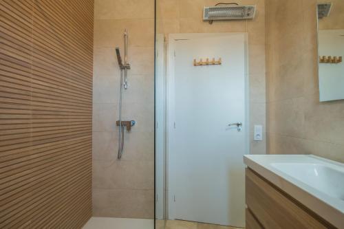 y baño con ducha y puerta de cristal. en Villa Teranga - PlusHolidays, en Benissa