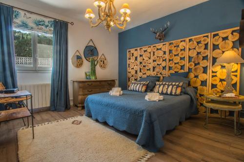 1 dormitorio con 1 cama con cabecero de madera en Villa Teranga - PlusHolidays, en Benissa