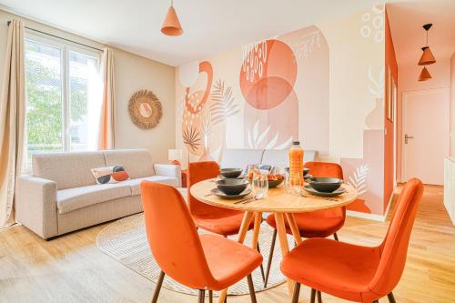 - un salon avec une table et des chaises orange dans l'établissement Appartement équipé à 5 minutes de Paris, à Ivry-sur-Seine