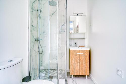 a bathroom with a shower and a toilet at Appartement équipé à 5 minutes de Paris in Ivry-sur-Seine