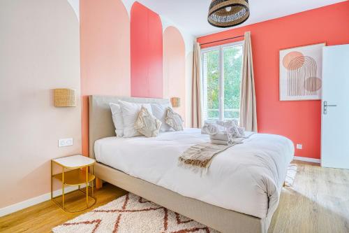 une chambre avec un grand lit aux murs rouges dans l'établissement Appartement équipé à 5 minutes de Paris, à Ivry-sur-Seine