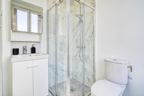 une salle de bain avec une douche avec des toilettes et un lavabo dans l'établissement Appartement proche Porte d'Italie, à Ivry-sur-Seine