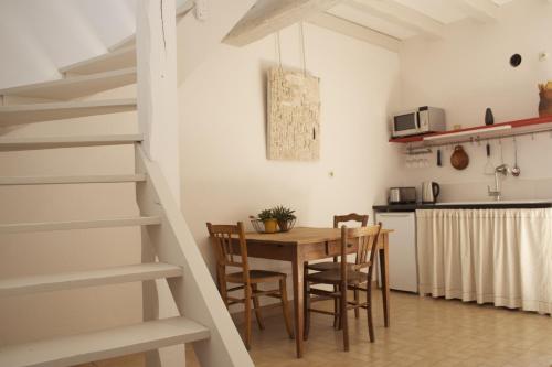 a kitchen and dining room with a table and chairs at La Petite Maison d'à Côté in Saint-Aignan