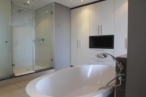 Ένα μπάνιο στο The Residences at Crystal Towers