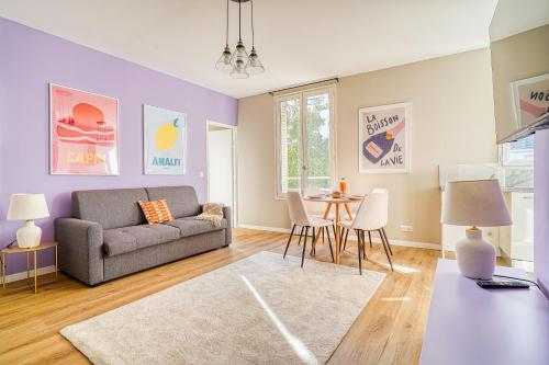 un salon avec un canapé et une table dans l'établissement Appartement Parisien Porte d'Ivry, à Ivry-sur-Seine