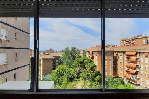 uma vista de uma janela de uma cidade em Piso amplio, iluminado y muy bien comunicado em Madri