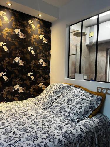 - une chambre dotée d'un lit avec un mur à motifs de vache dans l'établissement Cosy renovated 1-bedroom Etoile, à Paris