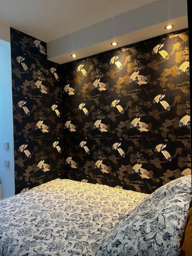 une chambre avec un mur orné de vaches peintes sur lui dans l'établissement Cosy renovated 1-bedroom Etoile, à Paris