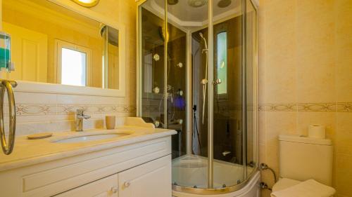 オータキャンツにあるSalmakis Villasのバスルーム(シャワー、洗面台、トイレ付)