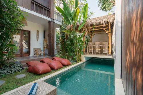 une villa avec une piscine et une maison dans l'établissement Villa Balika 2, à Canggu
