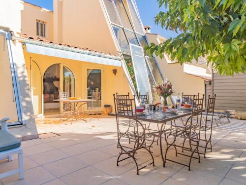 une cour avec une table et des chaises dans l'établissement Holiday Home Lumière by Interhome, à Vinsobres