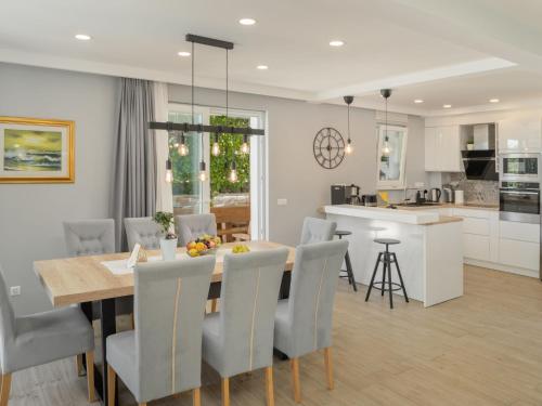 Kuchyň nebo kuchyňský kout v ubytování Villa Luka by Interhome