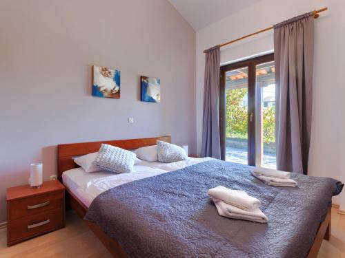 ein Schlafzimmer mit einem Bett mit zwei Handtüchern darauf in der Unterkunft Holiday Home Ema by Interhome in Nova Vas