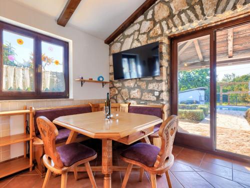 Μια τηλεόραση ή/και κέντρο ψυχαγωγίας στο Holiday Home Ema by Interhome