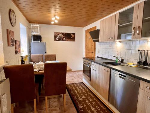 eine Küche mit einem Tisch und einer Arbeitsplatte in der Unterkunft Holiday Home Sissi by Interhome in Großschönau