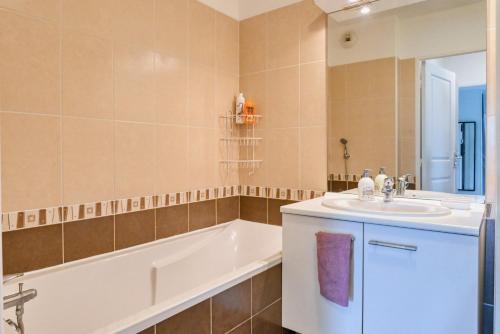 Photo de la galerie de l'établissement GROGNARDE - T3 climatisé avec terrasse, à Marseille