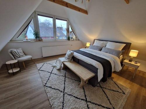 a bedroom with a large bed and a large window at Voll ausgestattetes 2 Zimmer Apartment Sanssouci in Osnabrück