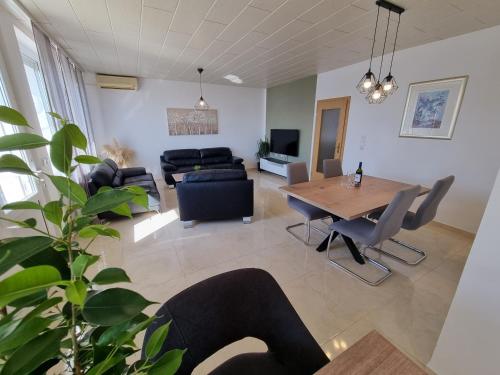NIKO LUX Apartment with Jacuzzi only 70m from the beach