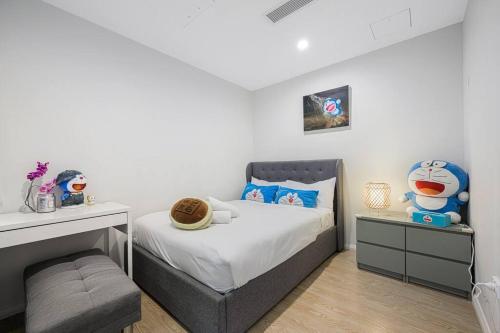 niewielka sypialnia z łóżkiem i biurkiem w obiekcie Doraemon : loving childhood memories. w mieście Sydney