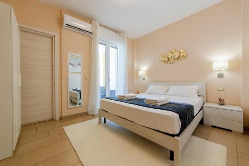- une chambre avec un lit et une grande fenêtre dans l'établissement L'Affaccio Rooms - Lungomare Gallipoli, à Gallipoli