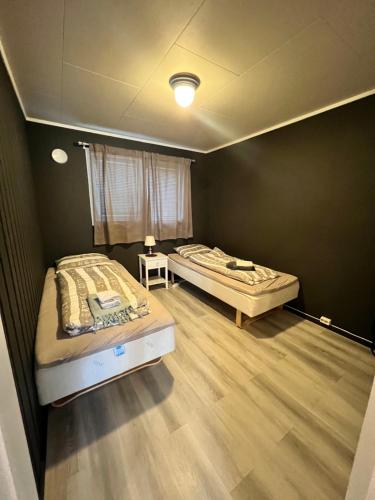 duas camas num pequeno quarto com em Fresh apartment near everything ! em Tromsø