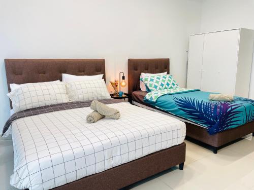 En eller flere senge i et værelse på High Floor studio Austin Regency Mount Austin w Balcony 3 plus 1pax 5 mins AEON