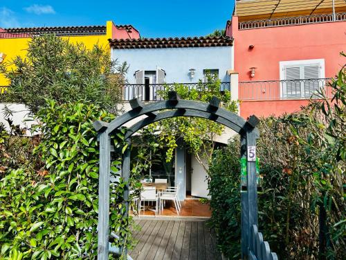 an archway in front of a house at Marinabay 5 in Grimaud