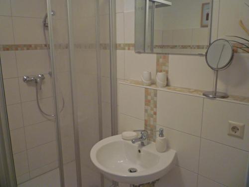a bathroom with a sink and a shower at Ferienwohnungen und Ferienhäuser Gohr in Stralsund