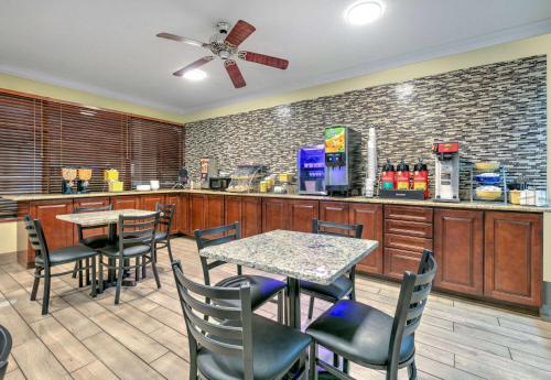 een restaurant met tafels en stoelen en een bar bij Days Inn by Wyndham Greenville MS in Greenville