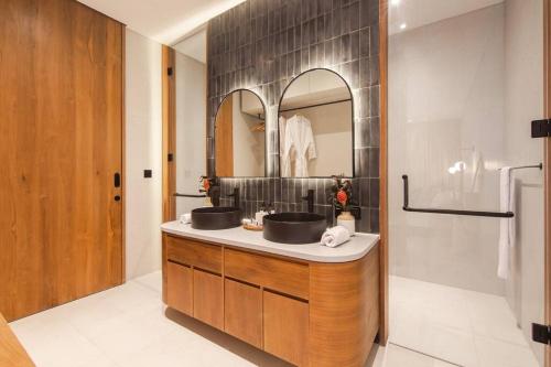 Baño con 2 lavabos y espejo en 88 East 7, Luxurious apartment with Canggu rice field view, en Canggu