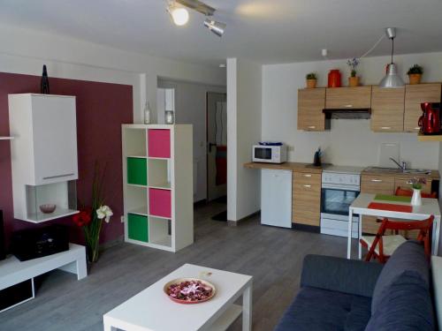 a living room with a couch and a kitchen at Ferienwohnungen und Ferienhäuser Gohr in Stralsund