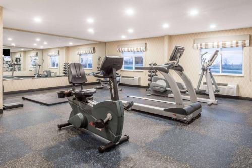 a gym with treadmills and elliptical machines at Baymont by Wyndham Fulton in Fulton
