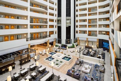 ケーリーにあるEmbassy Suites by Hilton Raleigh Durham Research Triangleの建物のロビーの空中を望む