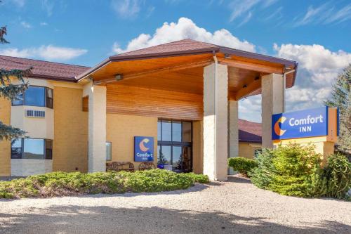 a building with a sign that reads comfort inn at Comfort Inn Near Grand Canyon in Williams